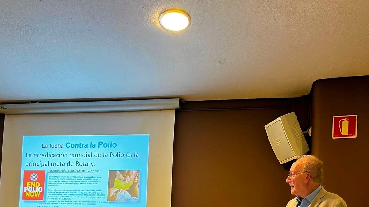 El Nàutic Salou acogió este lunes la conferencia sobre la lucha contra la polio de Sergio Aragón.