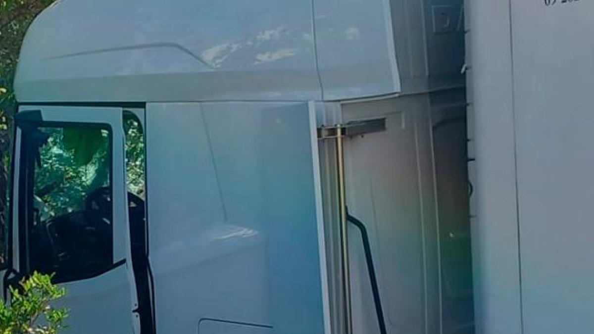 Un camión accidentado recientemente en las carreteras de Tarragona.