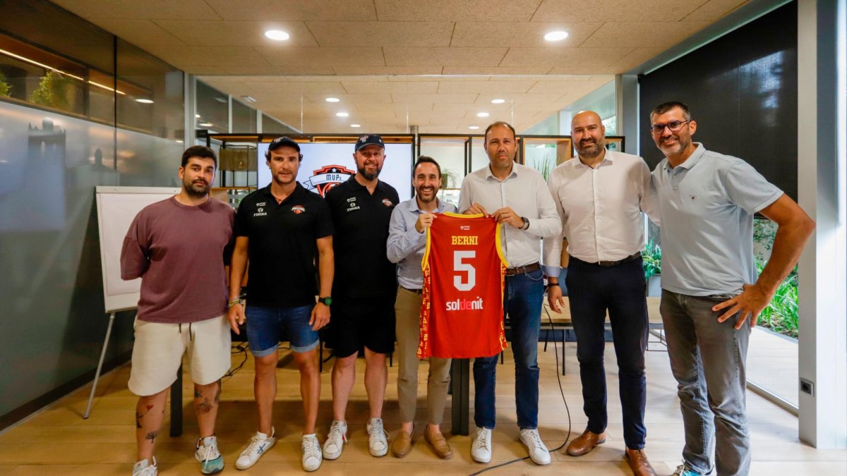 Jugadores y cuerpo técnico posan junto a Berni Álvarez y su camiseta dedicada.