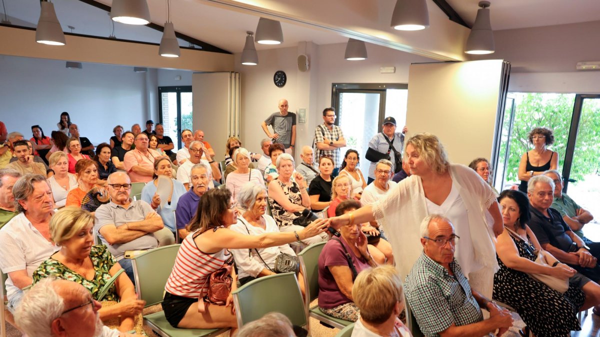 Cerca de un centenar de vecinos se reunió ayer en el Centre Cívic de Vilafortuny.