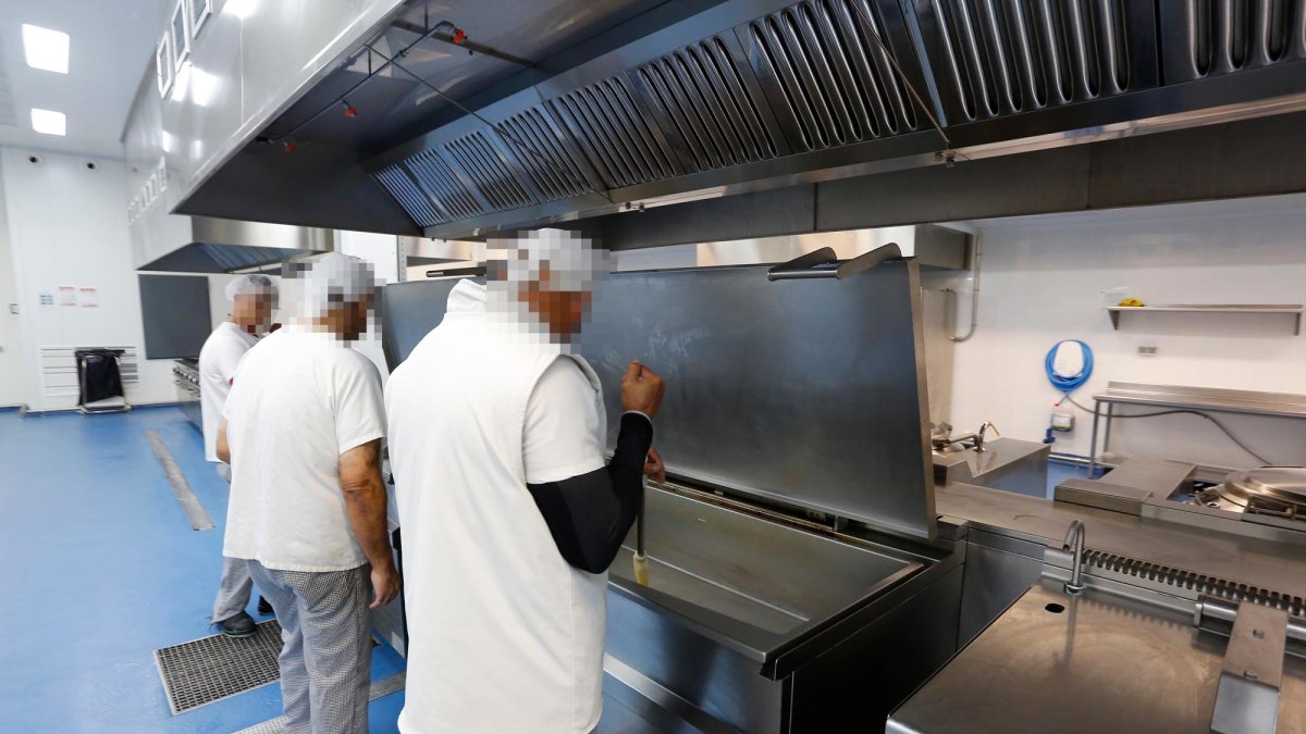 Internos en las cocinas de Mas d’Enric en una