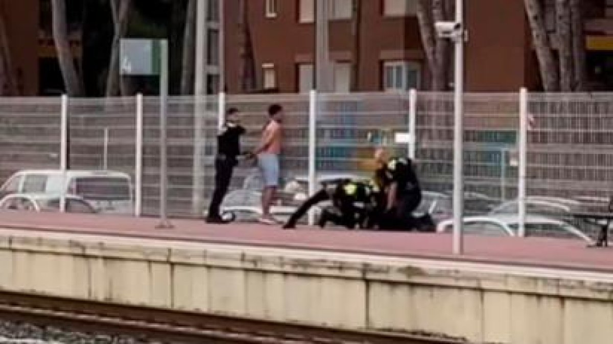 Los agentes pudieron neutralizarles en el andén.