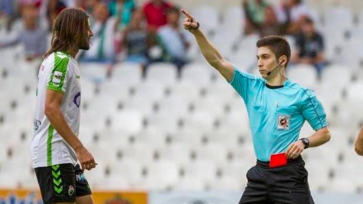 Palencia Caballero tras mostrarle una roja a un jugador del Racing.
