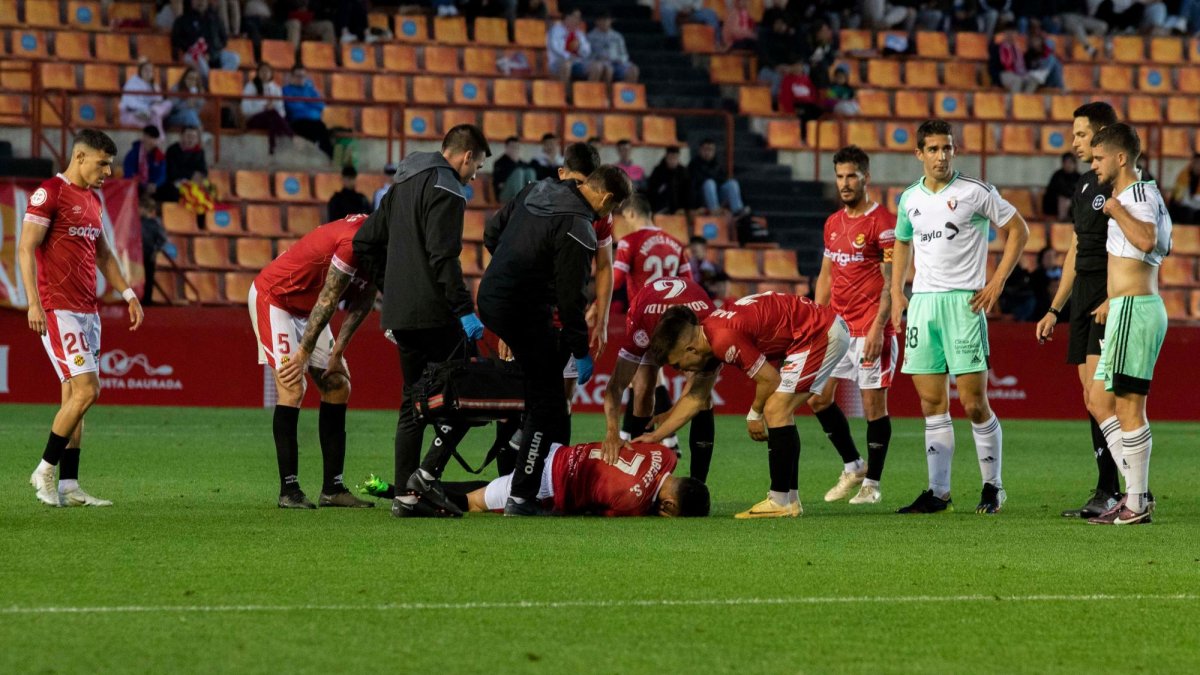 Robert Simón se retuerce de dolor en el verde del Nou Estadi en el duelo ante Osasuna Promesas.