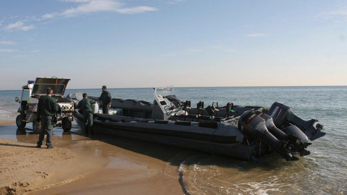 Agentes de la Guardia Civil requisando bidones de gasolina de una lancha aparecida en Torredembarra.