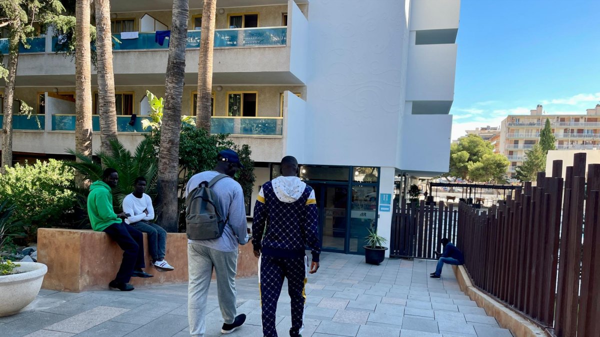 Algunos de los migrantes que han llegado desde Canarias, en un establecimiento hotelero de Salou.