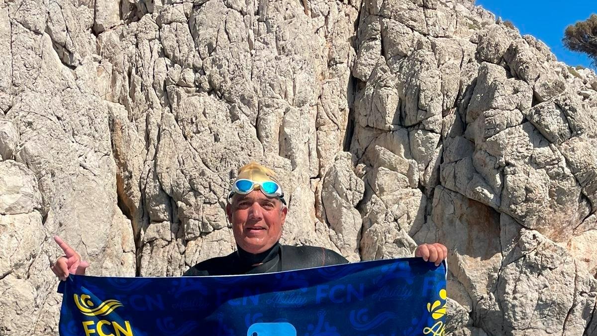 Jordi Cervera, celebrando su éxito frente a la costa turca una vez completada su travesía.