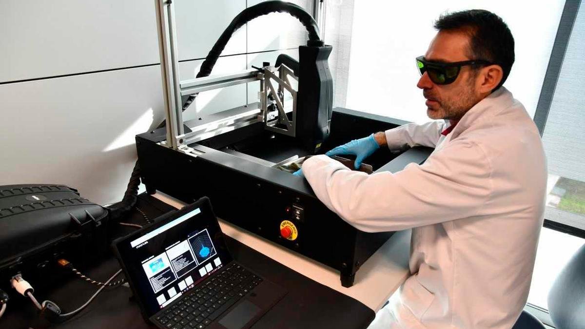 Agente de la policía científica de los Mossos d’Esquadra.