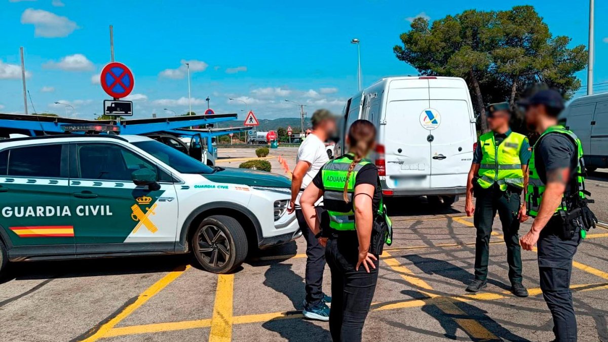 Agentes de la Guardia Civil junto a un detenido.