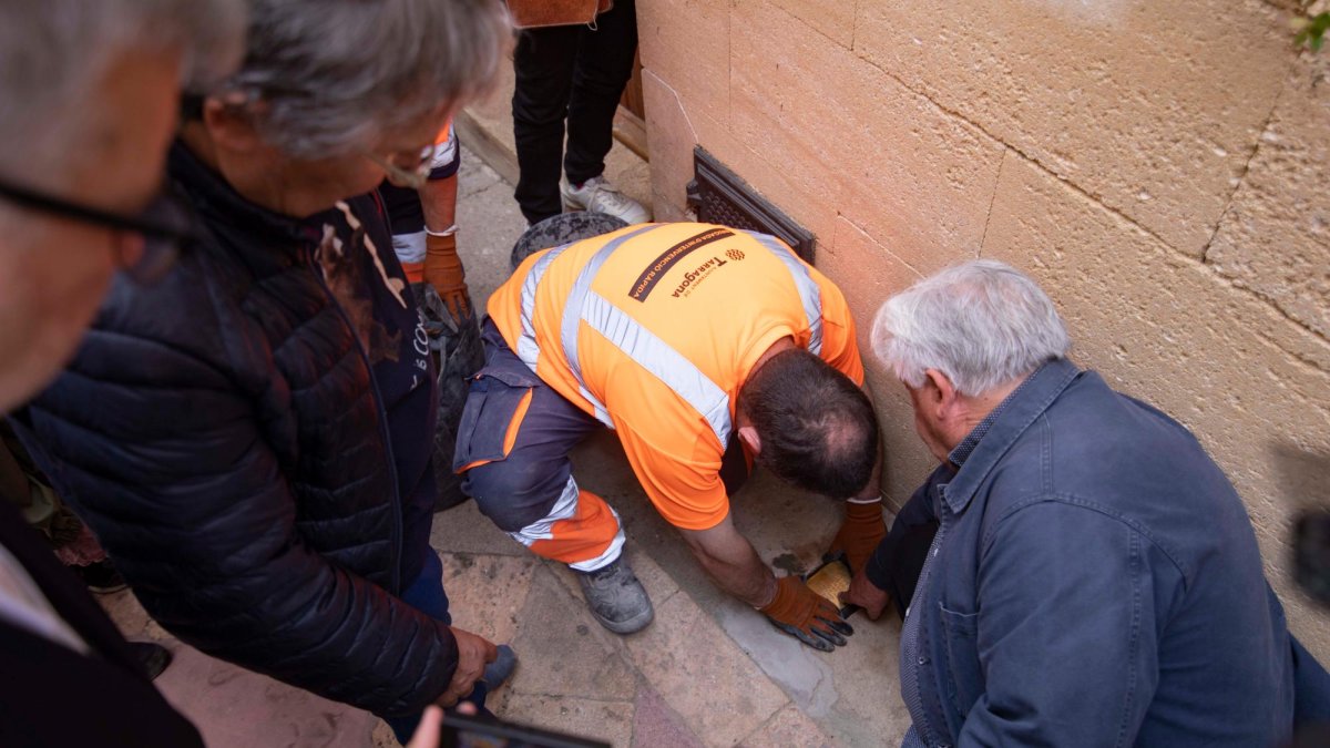 Momento de la colocación de la primera stolpersteine en el Portal del Carro.