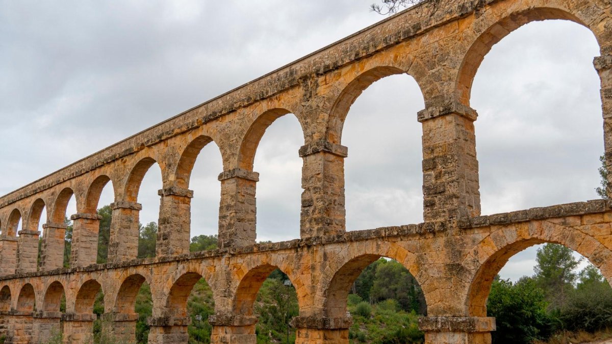 Vista del acueducto y el barrio de Sant Pere y Sant Pau.