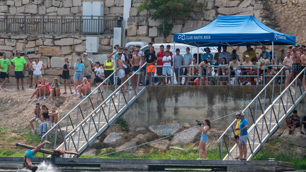 Un jove cau al pal ensabonat, una de les proves de la Festa del Riu.