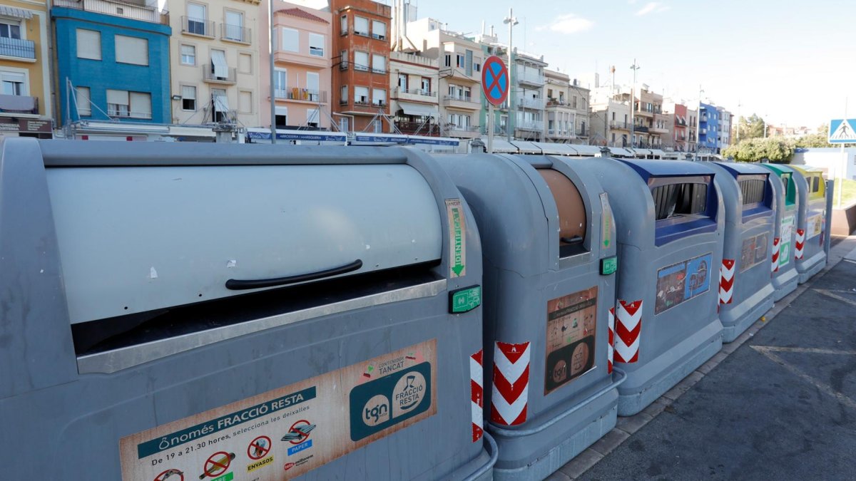 Una vez acabada la prueba piloto, los contenedores cerrados de Bonavista, Serrallo y Cala Romana se han vuelto a abrir.