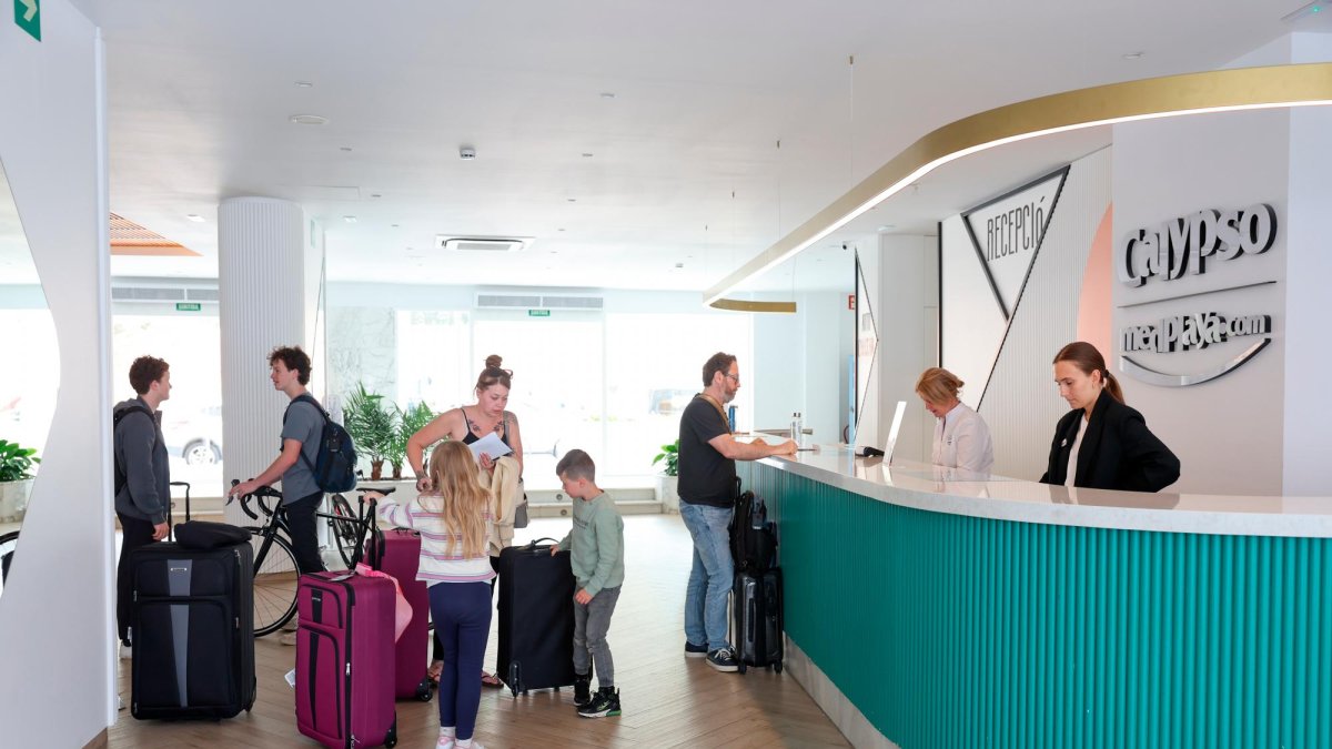 Recepción de un hotel de Salou, uno de los muchos que esperan gran afluencia de turistas.