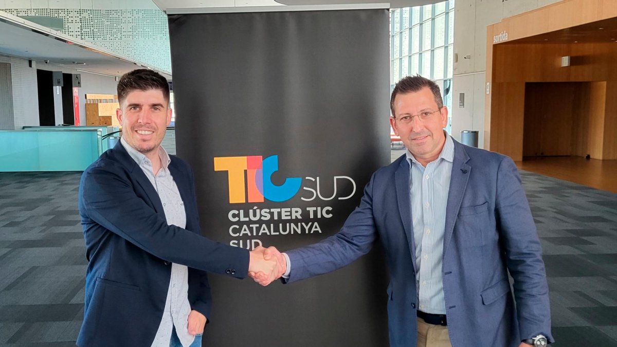 El president de TIC Sud, Pablo Mazón (dreta), i el director comercial del Diari, Carlos Amil.