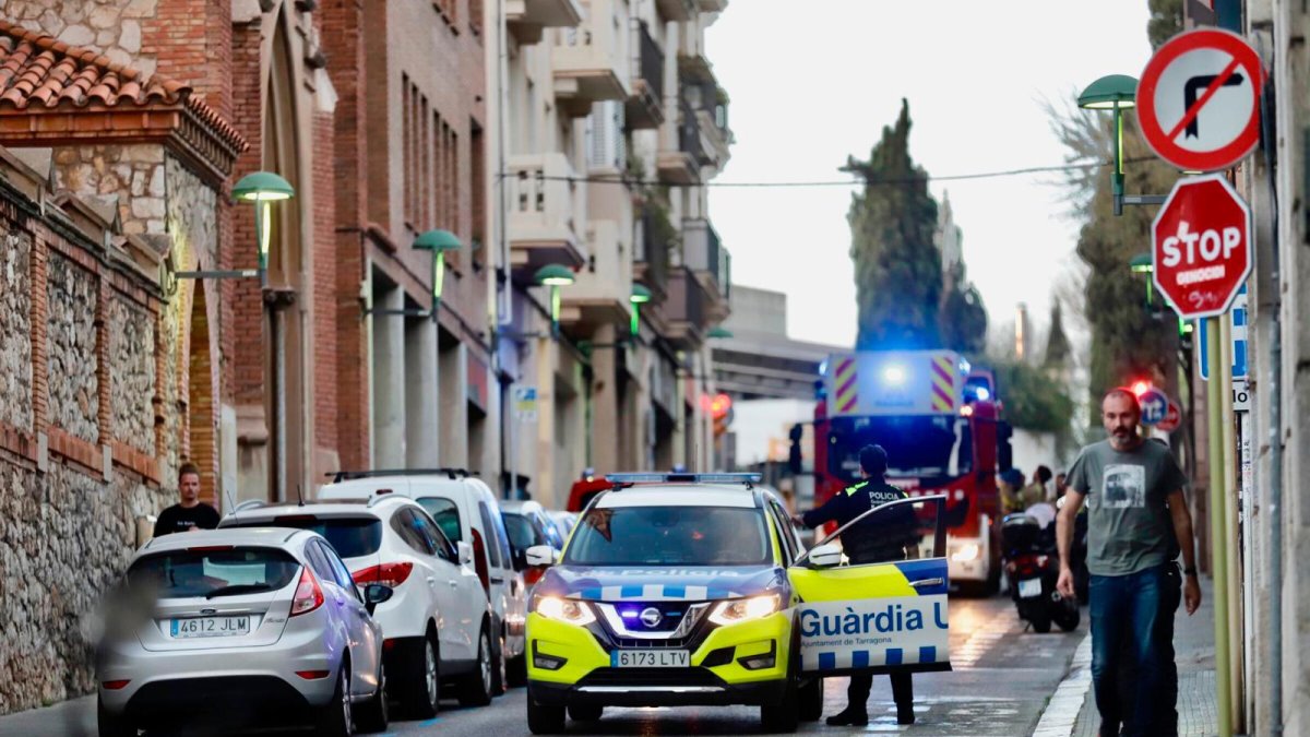 La Guàrdia Urbana cortó la calle para que Bombers pudiera trabajar.