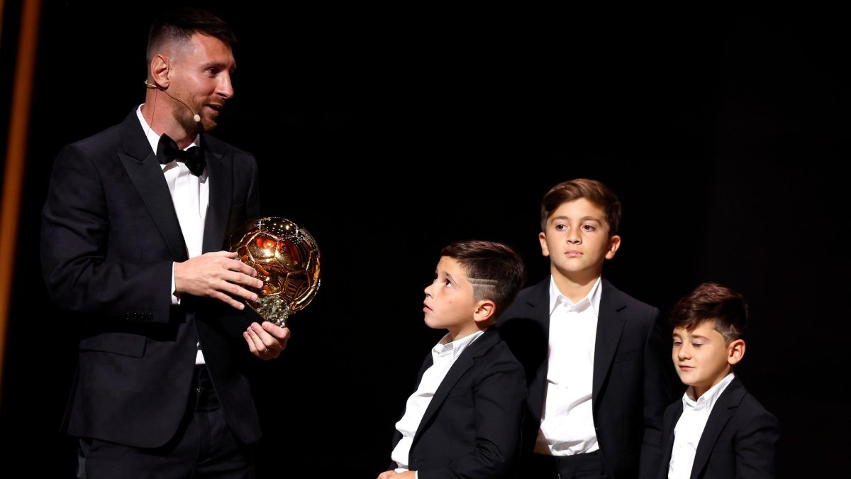 Con su esposa Antonella y sus tres hijos entre el público, reconoció que tuvo “derrotas duras”, sobre todo con la selección.