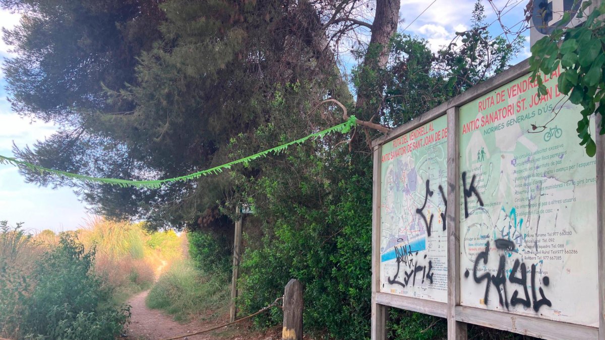El acceso al camino desde la zona del antiguo sanatorio marítimo.