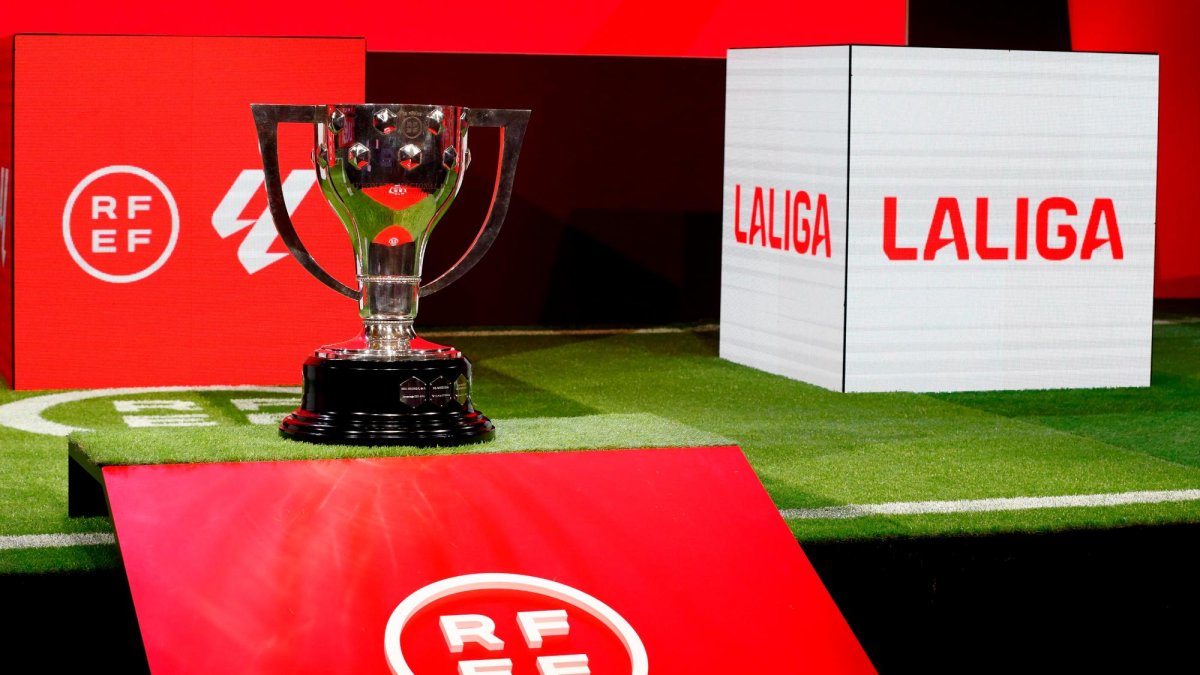 La copa de LaLiga expuesta antes del sorteo.