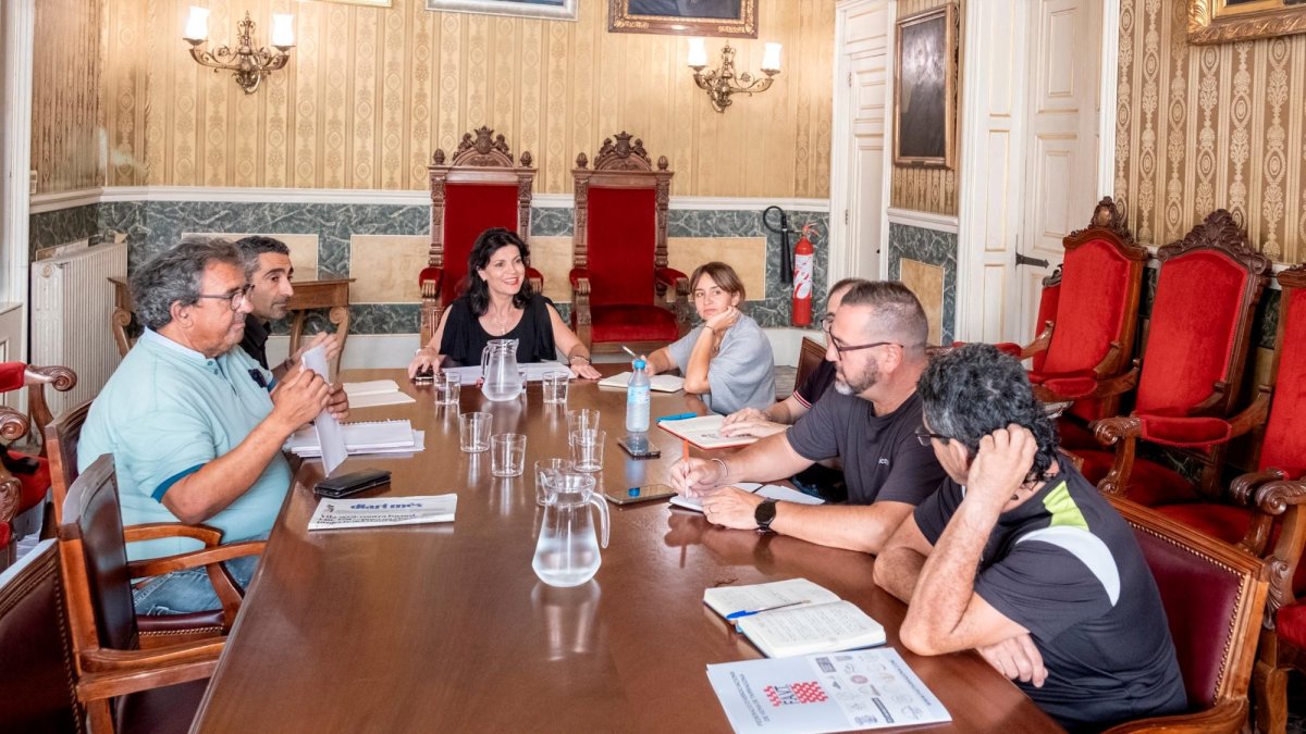 Lídia Bartra, al fondo a la derecha, durante una reunión reciente con las federaciones de vecinos de la ciudad.