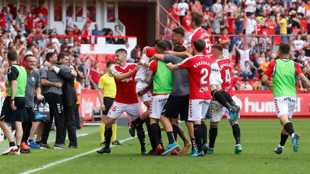 Los jugadores del Nàstic celebran uno de los cinco goles ante la Cultural.