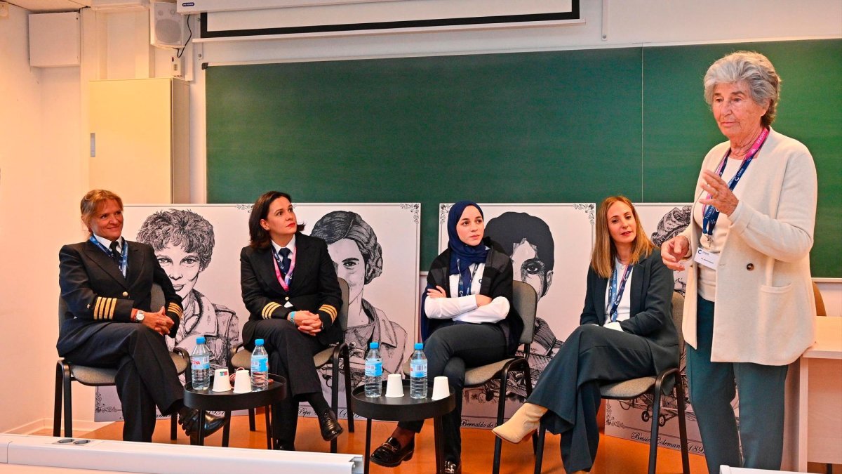 Mª del Mar Alguacil, Alicia Navarro, Manal Sefiani, Patricia Sanz y Bettina Kadner, ayer en una mesa redonda de mujeres piloto en CESDA.