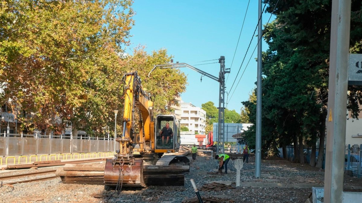 Las máquinas, retirando parte del trazado de la vía en Salou.