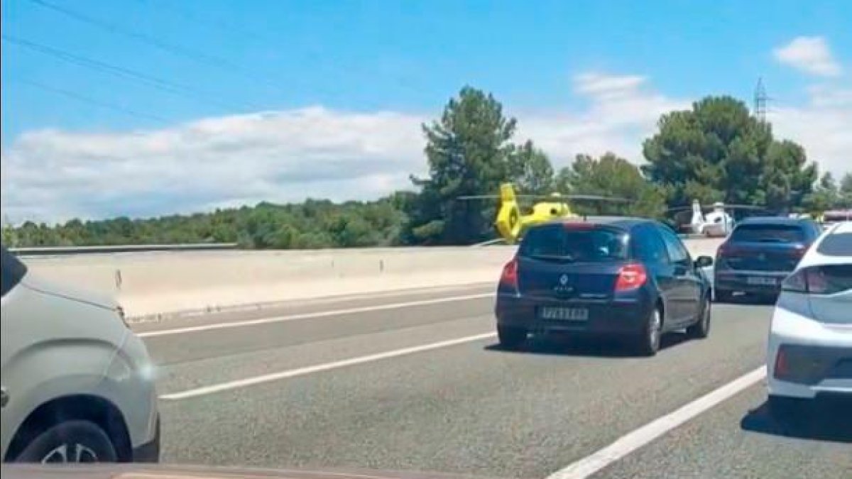 Un helicóptero del SEM ha aterrizado en los carriles sentido Tarragona de la autopista.