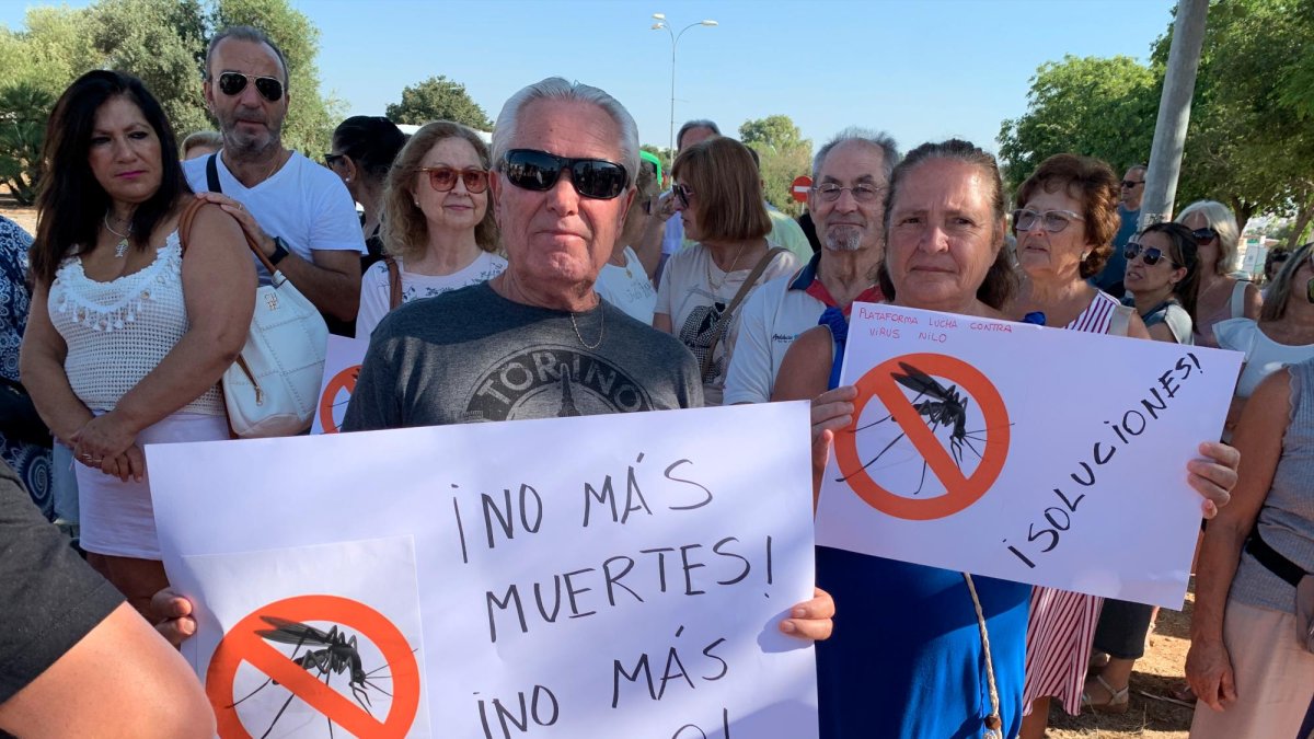 Parte de las casi 2.000 personas que se concentraron este lunes en la localidad sevillana de La Puebla del Río para pedir a la Junta de Andalucía que actúe contra la «epidemia» de virus del Nilo en la comarca.