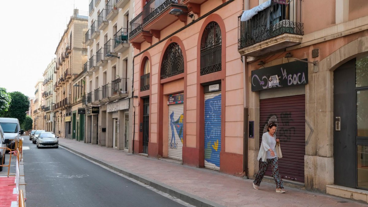 Locales comerciales cerrados en el arrabal de Sant Pere, que forma parte del proyecto municipal Reus Espais Vius.