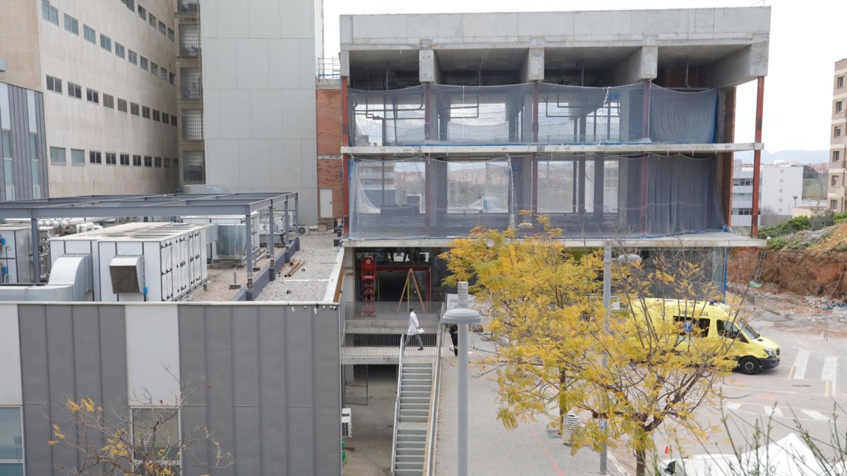 La estructura del nuevo edificio puente ya se puede ver justo al lado de las Urgencias del Hospital Joan XXIII.