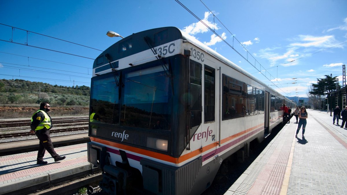 Un tren de la línea R15 estacionado en Móra la Nova.
