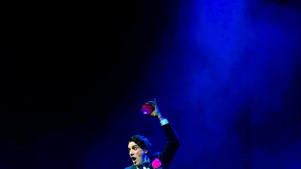 El mago italiano Julian de Rosa fusionará la magia de manipulación con el teatro cómico y gestual.