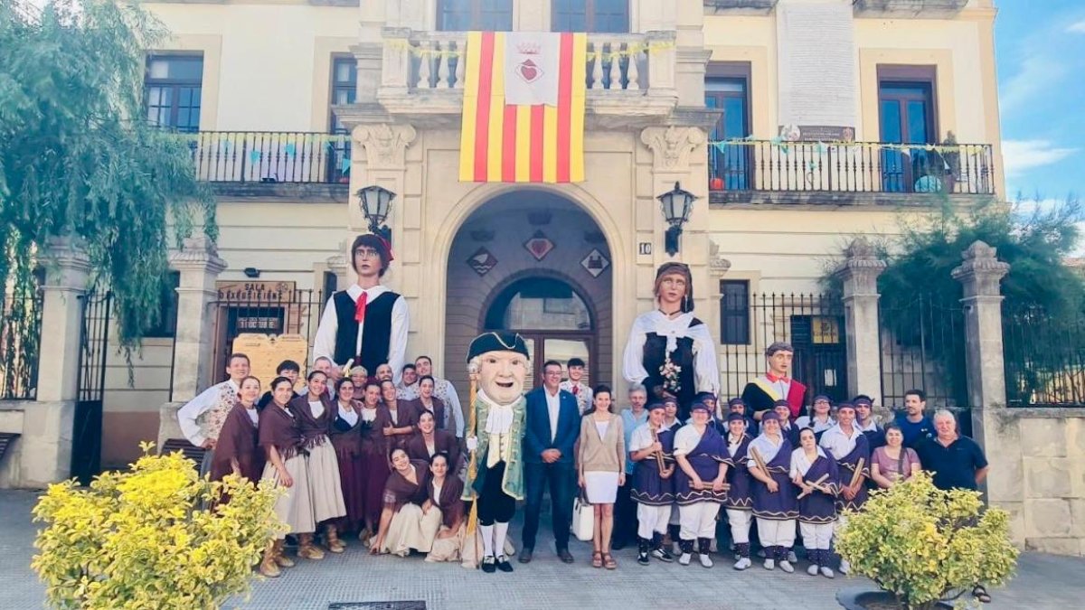 Primera diada de les festes tradicionals d’arrel a Cornudella de Montsant, 2024. Amb la presència de l’alcaldessa de Cornudella, Meritxell Cardona, i el president de l’associació per la difusió del folklore, Ivan Besora.