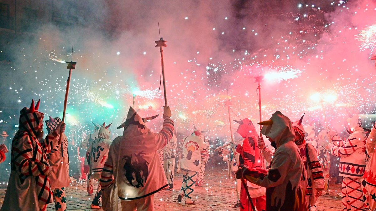 Els diables, a la plaça, a l’inici de l’acte, que ha hagut d’esperar l’arribada dels Bombers i ha arrencat passades les 22 hores.