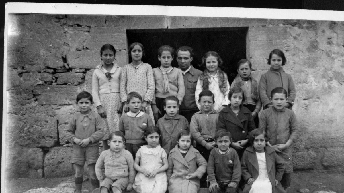 Benaiges, junto a sus alumnos en el invierno de 1936, meses antes de su fusilamiento.