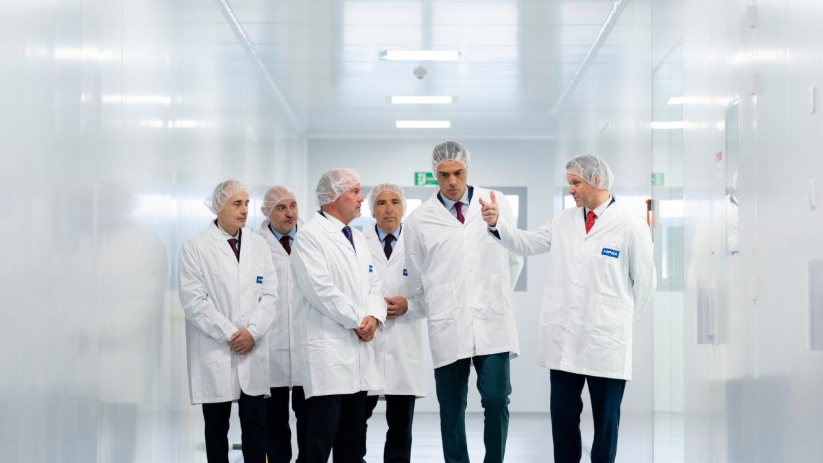 El presidente del Gobierno, Pedro Sánchez, junto al consejero delegado de Hipra, David Nogareda (3i), y el ministro de Sanidad, José Manuel Miñones (d), entre otros, durante la visita que ha realizado esta martes a las instalaciones de la farmacéutica biotecnológica Hipra.