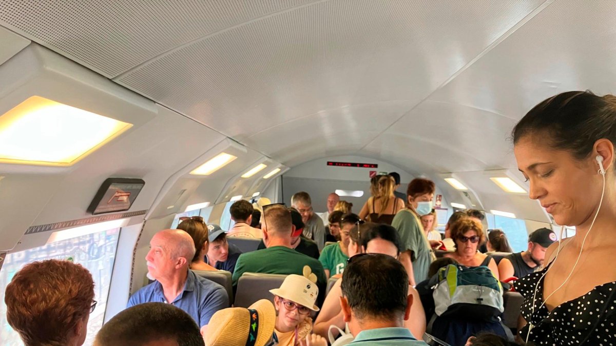 Viajeros de pie camino a Barcelona desde Calafell.