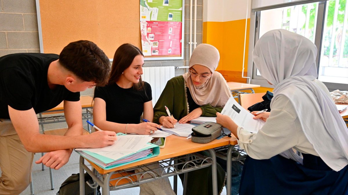 Cuatro alumnos del Institut Francesc Vidal i Barraquer de Tarragona preparándose para la Selectividad. Los cuatro tienen notas superior a los nueve puntos.