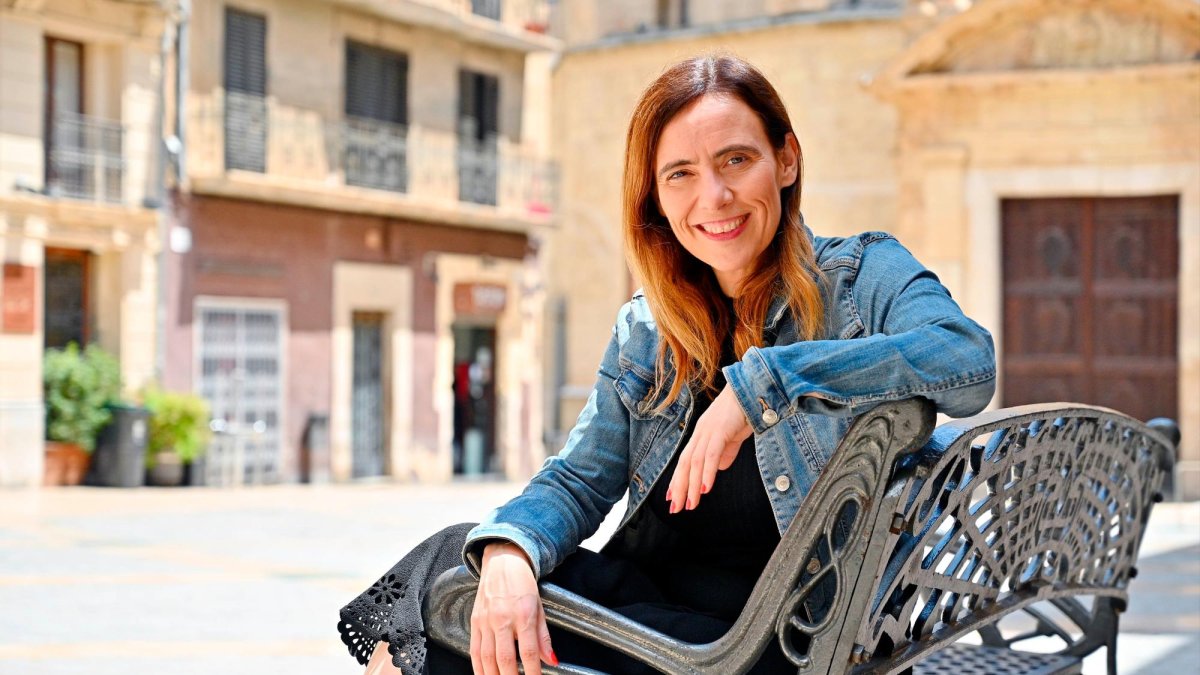 La socialista Sandra Guaita atendió al ‘Diari’ frente a la sede del partido, en la plaza del Castell.