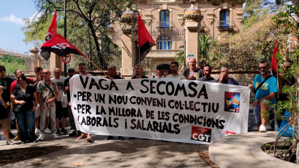 A la concentración de esta mañana de lunes, día 2 de septiembre, se han personado una veintena de personas.