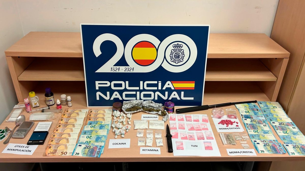 Las sustancias confiscadas, 1.130 euros en efectivo y varios instrumentos para la elaboración de cocaína rosa.