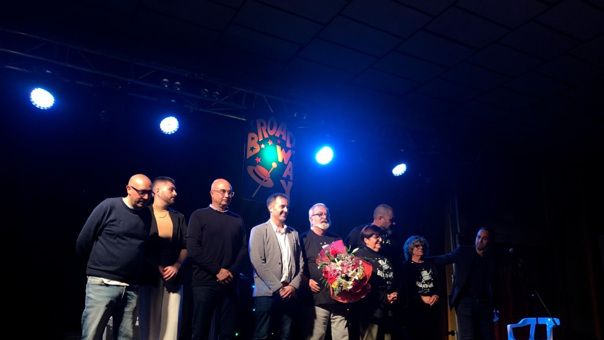 José María Curto, al centre de la imatge amb un ram.