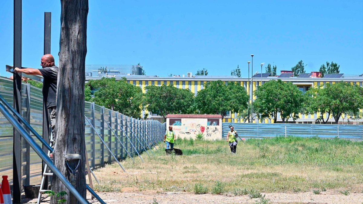 El solar donde se levantará la estación se valló la semana pasada y las obras arrancaron este lunes, con la previsión de que las primeras excavaciones se produzcan en septiembre.