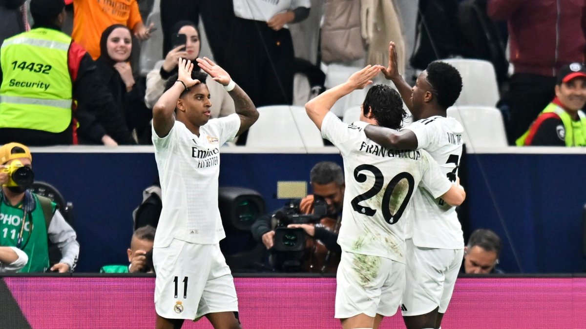 Mbappé celebra con Vinicius y Fran García su gol en la final.