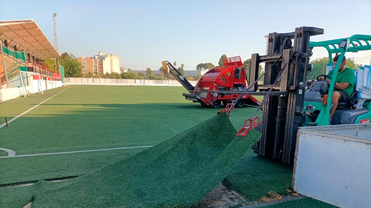 La substitución del césped del campo de fútbol del Club d’Esports Vendrell.