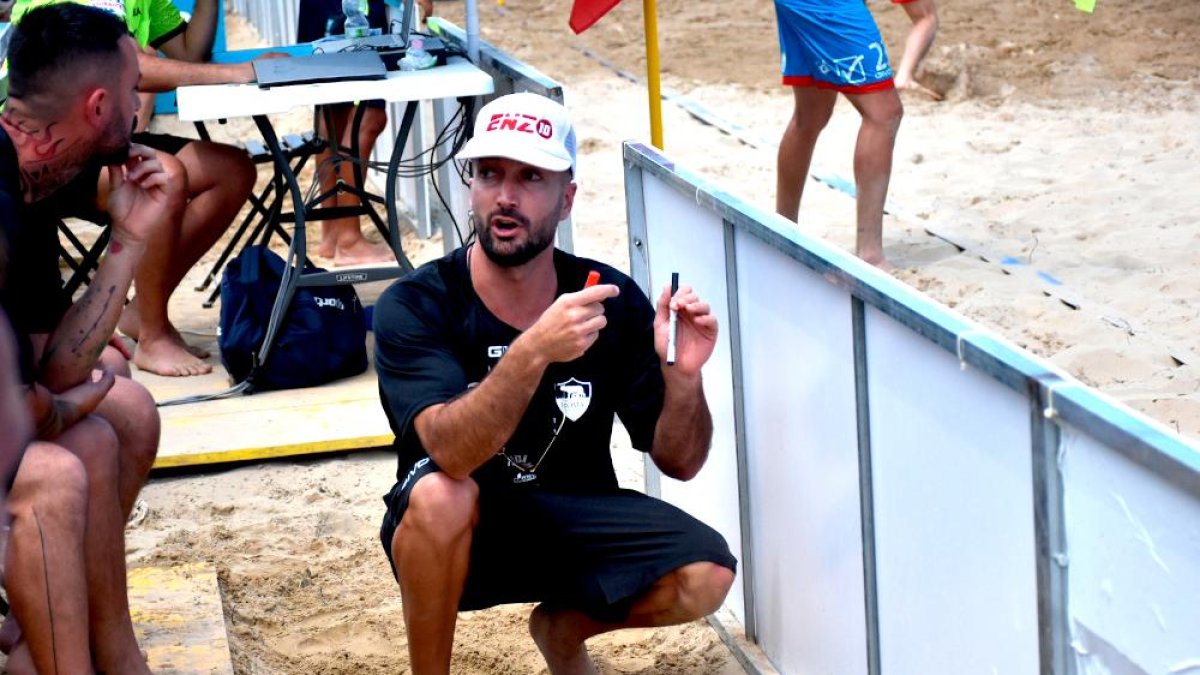 Llorenç Gómez da instrucciones a los jugadores de la Roma BS en su debut como entrenador del conjunto italiano en liga.