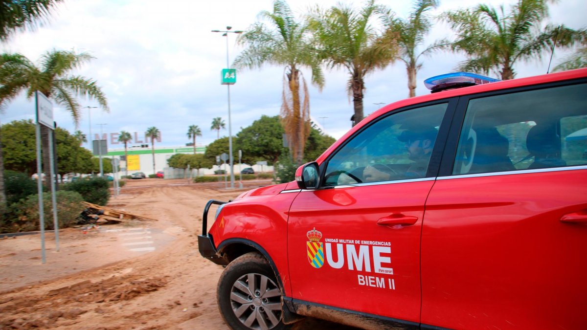 Un vehículo de la UME en el centro Comercial Bonaire, en Aldaia.