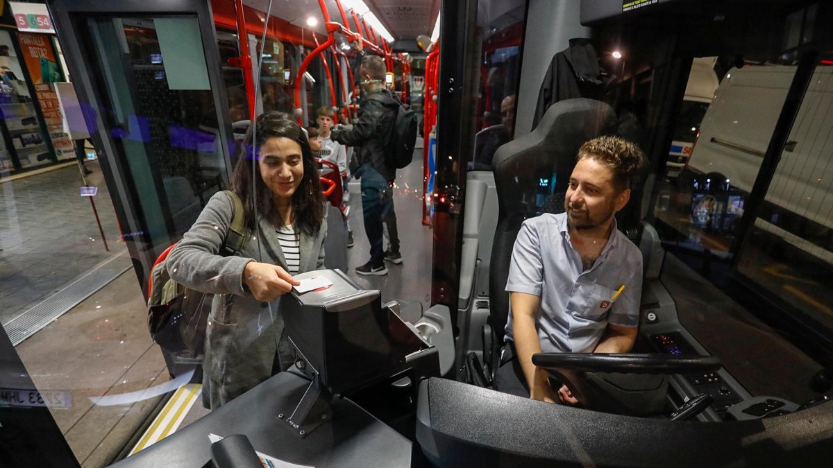 Actualmente el billete sencillo solo se puede pagar en efectivo dentro del bus.