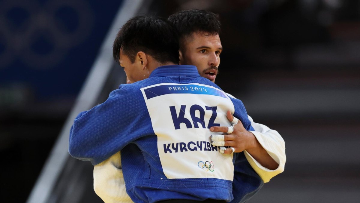 David García, de blanco, se abraza con su verdugo, Kyrgyzbayev.